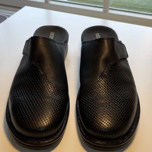 Clarks NWOT black leather mules